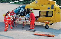 Travolto sulle strisce pedonali da un'auto in retromarcia: è grave