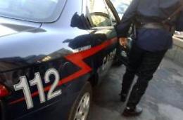 Avvicina una donna con una scusa, poi la minaccia e la rapina: denunciato
