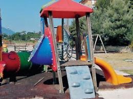 Giochi rotti e pericoli al parco: i vandali non si fermano neanche d'estate