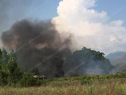 Capannone in fiamme, all'interno rifiuti abbandonati: paura per la nube di fumo