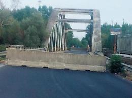 Si schianta con l'auto contro il ponte: giovane ferito e struttura ko