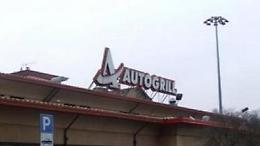 Dipendente aggredito selvaggiamente in autogrill: ferito all'addome
