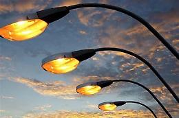 Illuminazione pubblica, troppi lampioni: i bilanci comunali vanno in tilt