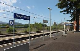 Vandali in azione alla stazione, danneggiata la biglietteria