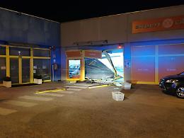Colpo grosso da Expert, indagini serrate. Caccia alla Bmw grigia