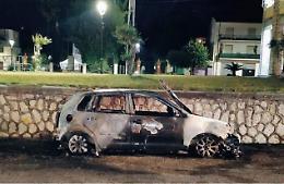Distrutta dalle fiamme l'auto di un'insegnante: spunta la pista dolosa