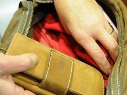 Ruba un borsello e viene beccato con la refurtiva a casa: denunciato
