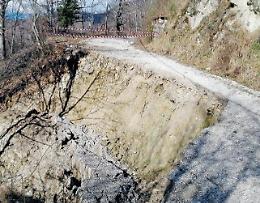Strada franata e chiusa: dopo un anno e mezzo arriva la soluzione