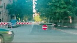 Piante tagliate e strada chiusa vicino la scuola: l'ira dei genitori
