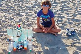 Il veliero di Gabriele costruito con i rifiuti raccolti in spiaggia