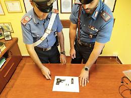 Nascondeva una pistola con caricatore e proiettili in casa: 43enne in manette