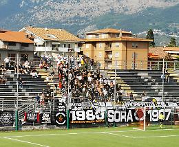 Tifo violento: sassaiola allo stadio, arrestato giovane ultrà