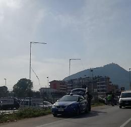 Incidente tra tre mezzi, coinvolti due auto e uno scooter: ferito un giovane