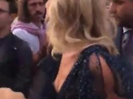 [VIDEO] Milano, incidente hot per la Ferragni: dalla scollatura sbuca il seno