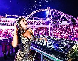Frosinone, Matusa Sport Village: sul palco la musica e le curve di Christy Swan
