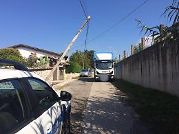 Coincidenze pericolose: passa il camion e cede un palo Telecom, paura in strada