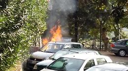 Auto a fuoco in un parcheggio: paura nel centro storico