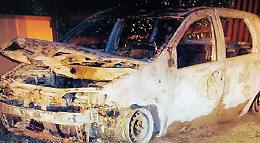 Incendiano le auto del maresciallo per vendetta: maxi risarcimento per l'attentato