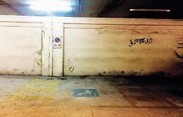 Parcheggia col permesso: ma è di un parente morto. Guerra ai furbetti