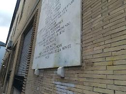 Cassino, imbrattata la lapide marmorea del Tribunale: caccia ai vandali