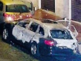 Prime le fiamme, poi uno scoppio nella notte: una macchina distrutta dal fuoco