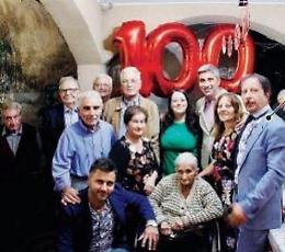 Nonna Adelina spegne cento candeline tra l'affetto della sua comunità