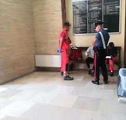 Dà in escandescenze fuori dal tribunale e viene soccorso: momenti di tensione