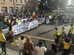 Un corteo per dire "no" al razzismo: in centinaia alla manifestazione