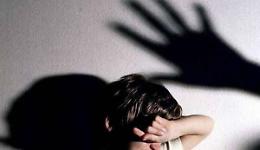 Violenza su bimbo conteso, padre accusa madre: ha già abbandonato altri figli
