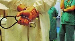 Muore dissanguata dopo aver perso il bimbo che aveva in grembo: medici indagati