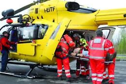 Investita da un'auto mentre cammina in strada: donna grave, elitrasportata