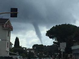 Tromba marina sul litorale: torna la paura. Le impressionanti immagini