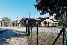 Parcheggio a luci rosse: arriva la sbarra anti-coppiette, un caos