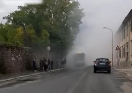 Nube bianca avvolge il bus degli studenti: tutti a terra fra paura e fuggi-fuggi
