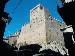Castello Caetani al buio, l'iniziativa: "Condividi se vuoi che mi riaccendono"
