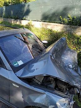 Scontro tra due auto e un'ambulanza, tre feriti: le immagini dello schianto