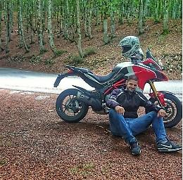 Violento schianto moto - auto: giovane centauro perde la vita