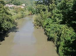 L'acqua del fiume diventa marrone: scatta l'allarme ambientale