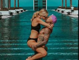 Chiara e Fedez in Oman: l'influencer tra pose hot e attacchi di... tosse