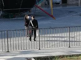 Urla con il megafono davanti al Tribunale e chiede "giustizia"