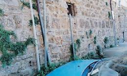 Furti a raffica al cimitero. E spariscono pure i segnali