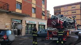 Cade mentre è sola in casa e scatta l'allarme: soccorsi sul posto