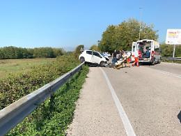 Violento incidente sulla strada Asi: si scontrano 3 auto, ferite 4 persone