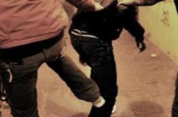 Maxi rissa in un bar, un giovane ferito: in sette denunciati