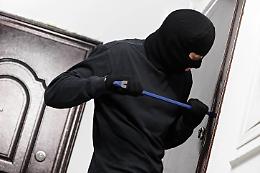 Fanno un buco nel muro per svaligiare una tabaccheria: ma vengono messi in fuga