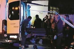 Uccide l'ex compagno con una raffica di coltellate: rivoleva le figlie