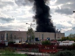 Incendio capannone, nube nera ancora alta. Vertice urgente interforze