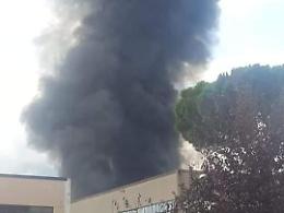 Incendio e nube nera, Legambiente: chiudere subito i centri commerciali della zona
