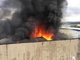 Incendio capannone: rogo da domare. I medici: ecco i valori delle polveri sottili
