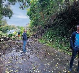 Frana lungo la strada provinciale: strada chiusa e polemiche